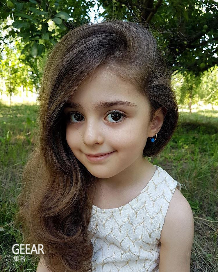 来自伊朗的 8 岁小女孩 mahdis mohammadi,有着一对漫画人物般的