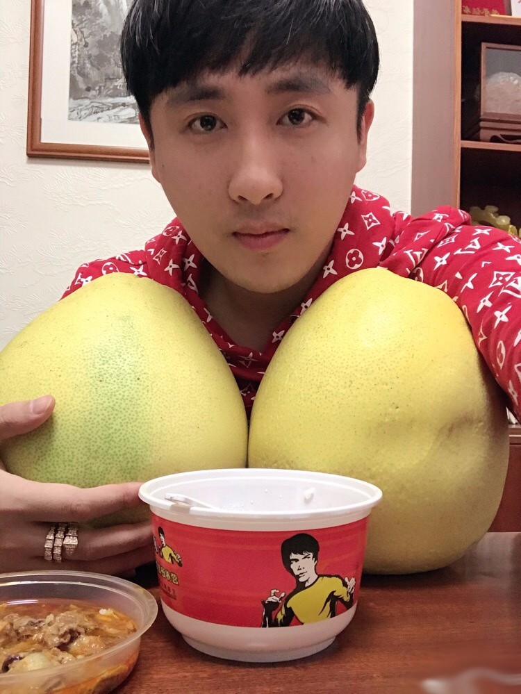 散打哥 玩快手的人都知道他 目前拥有3000多万粉丝的大咖 原名陈伟杰