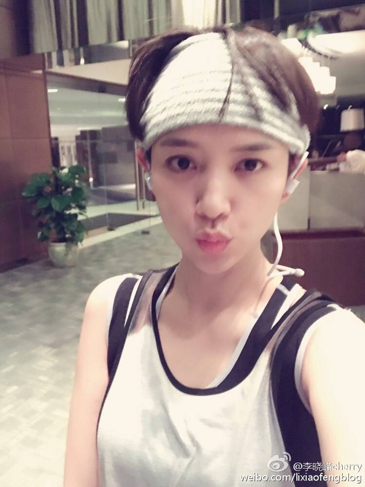 同何炅搭档,和黄轩飚戏,《芳华》里能文能武的郝淑雯有点酷!