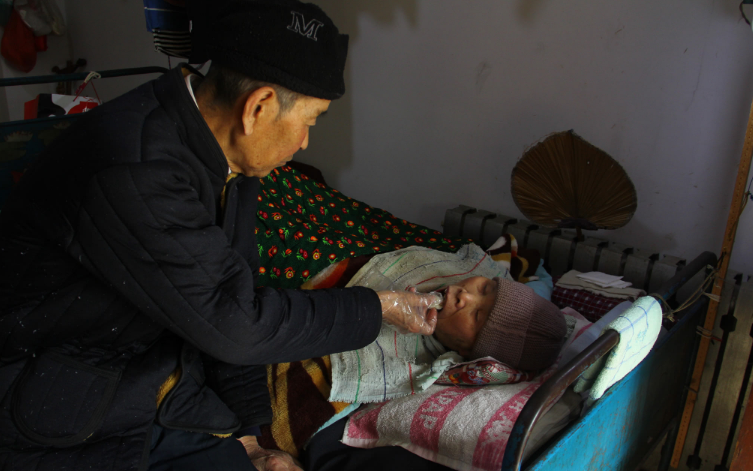 40后闪婚夫妻老伴瘫痪80岁老人照顾27年 一天为其换6次尿!