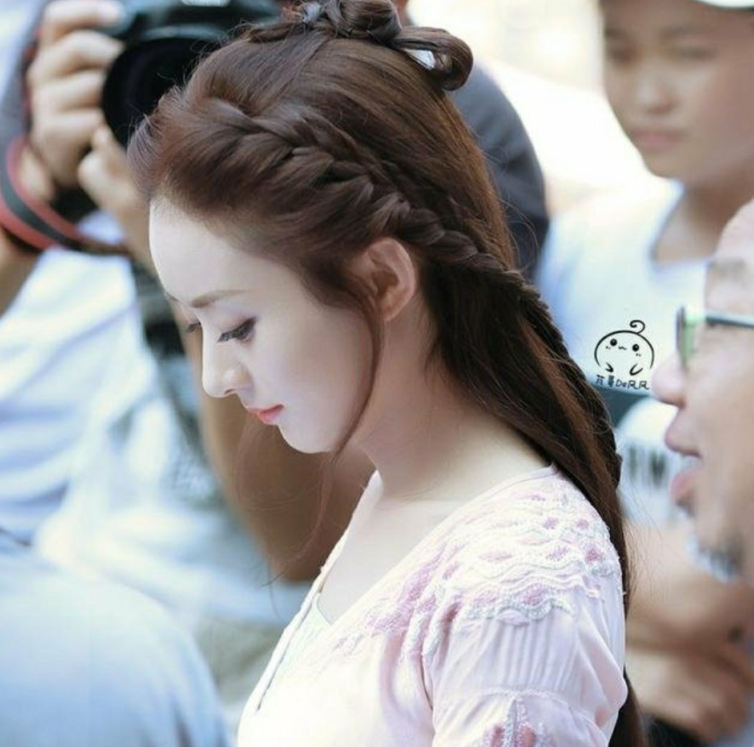 女星低头比美!柳岩妩媚,杨幂苗条,却不敌赵丽颖一个眼神!