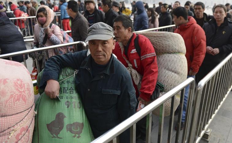 过完节农民又要走了,孩子哭闹抱住妈妈不放,说的话触动人心
