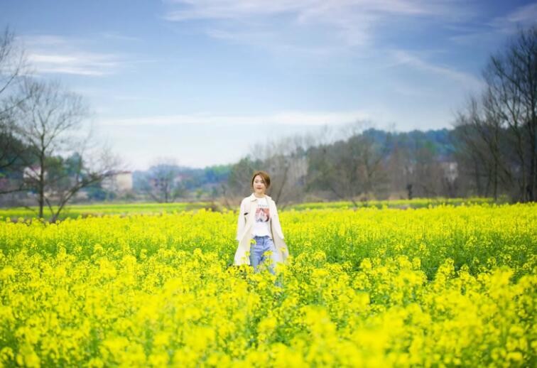 春天来了,油菜花盛开,美女在油菜花海里等你来,你约吗?