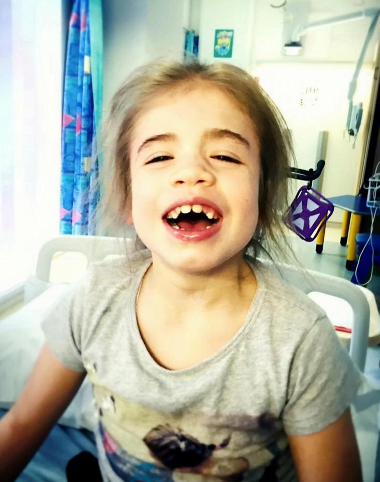 这个9岁的英国女孩,年纪轻轻就患有了儿童老年痴呆症.