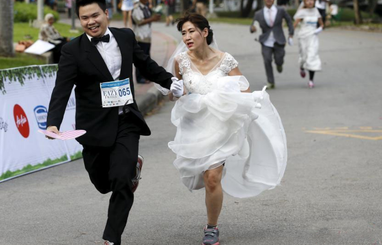 第二阶段是新郎新娘牵手跑.夫妻二人必须牵着手完成剩下500米的赛程.