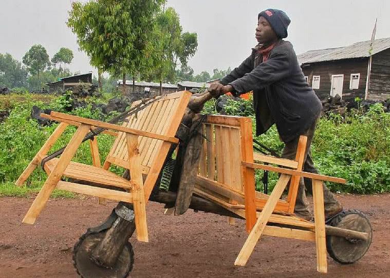 非洲穷人造木头车当宝马:最爱中国牌二手自行车,富豪才买得起!