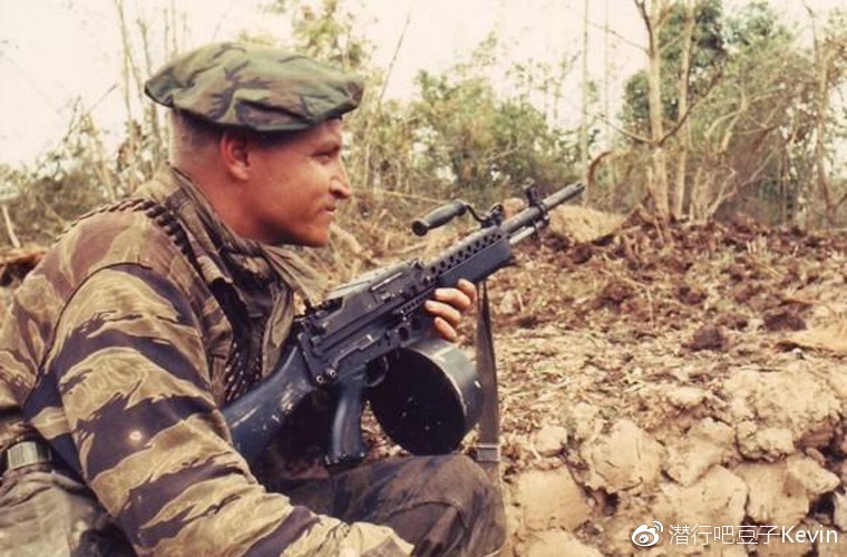 越南战争中使用斯通纳63a型轻机枪的美国海军海豹部队人员因此美国