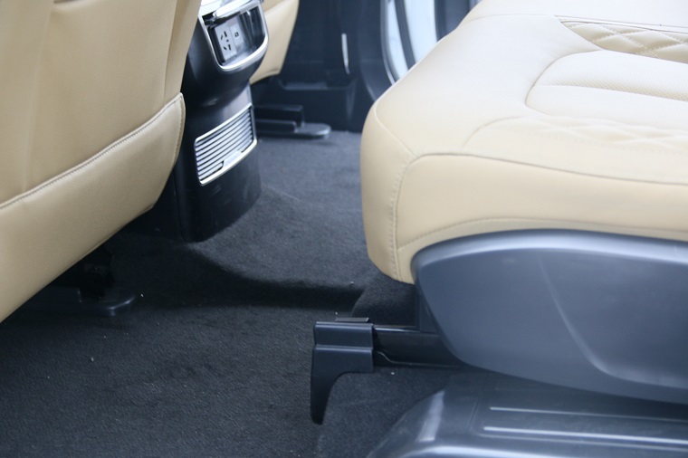 虽采用了四驱系统,但第二排的地台基本保持了纯平,这也算是个小惊喜.