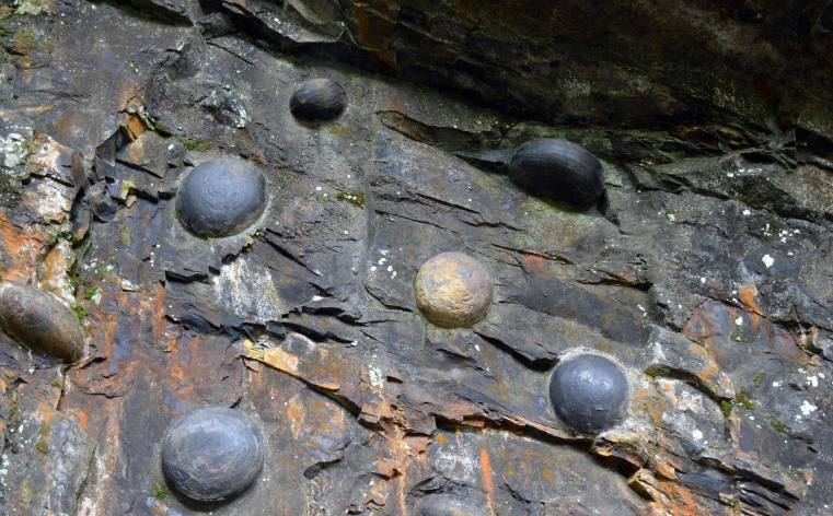 姑鲁寨的"石头产蛋"一直就是不解之谜,为了能破解其原由,三都县悬赏50