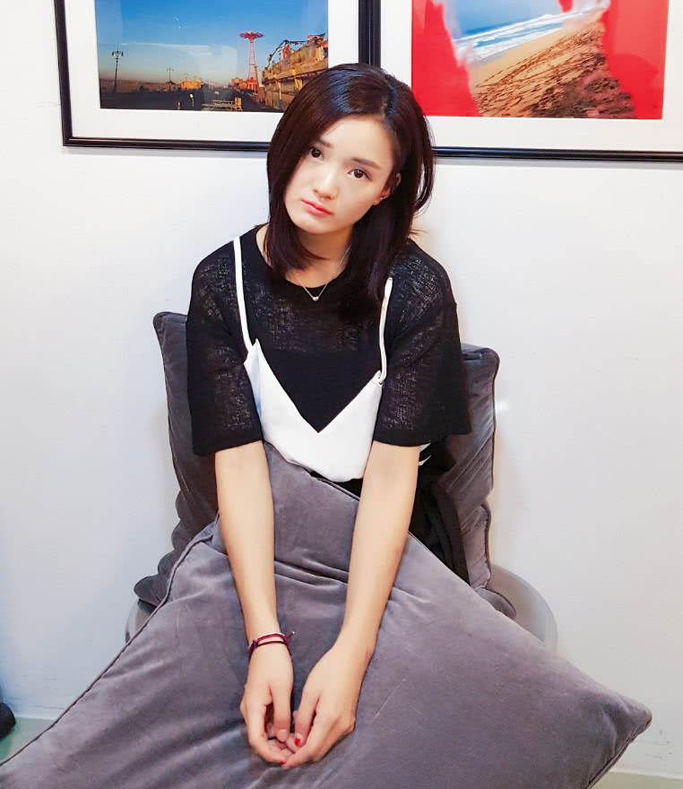 馨子一身灰色连衣裙,身材纤细,甜甜的笑着一点都看不出已经是32岁的人