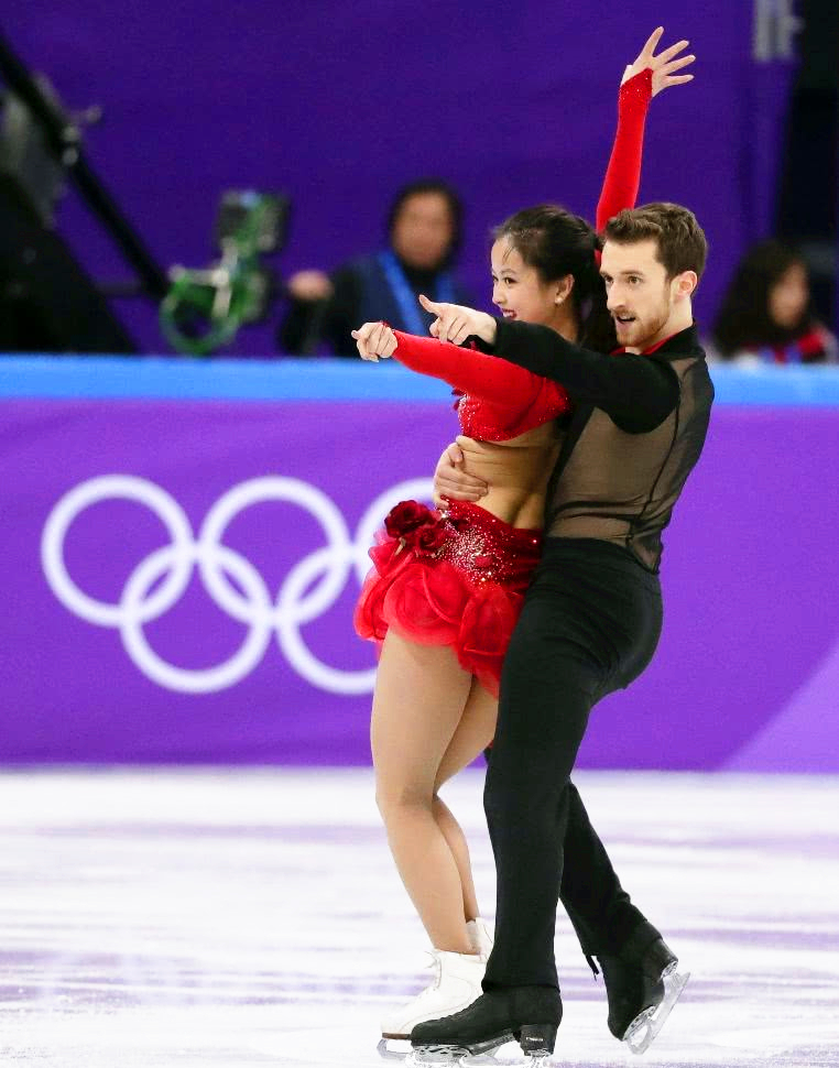 韩国花滑美女刚比赛胸衣扣子就开了,男伴随后的动作彰显职业!