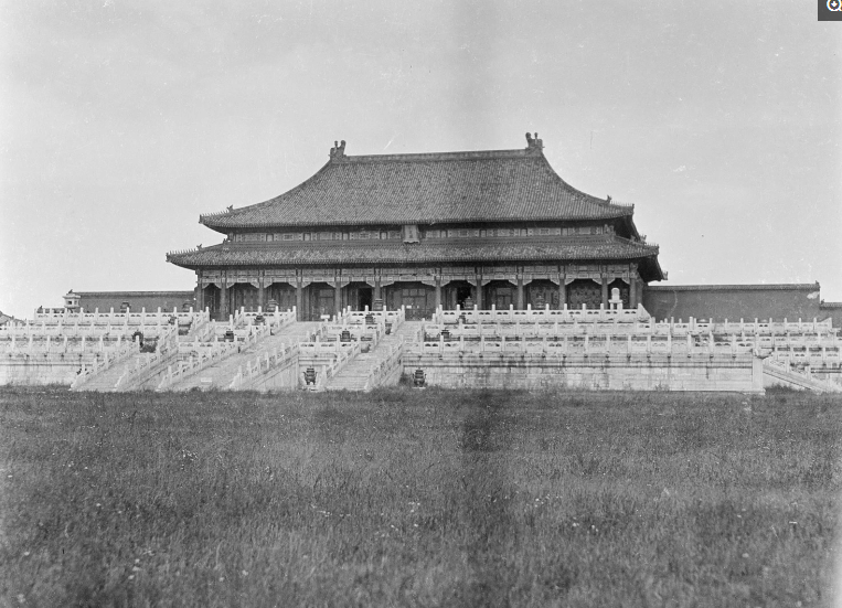 图为一组清朝末年的紫禁城真实泛黄老照片,这组珍贵的老照片是美国