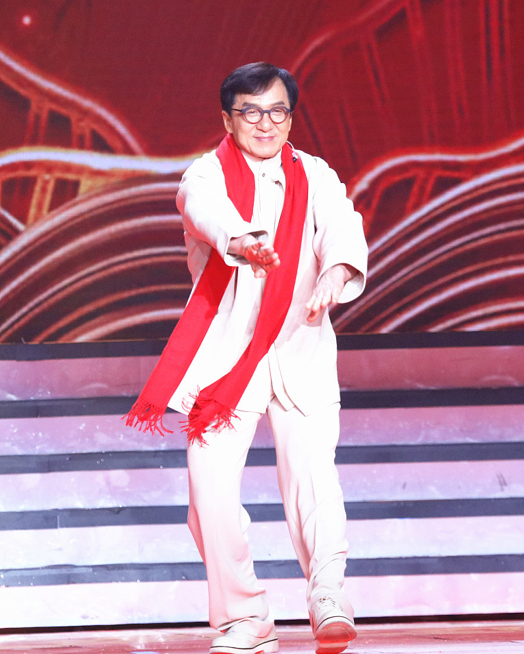 北京台春晚录制现场 功夫巨星成龙和吴京展示拳技