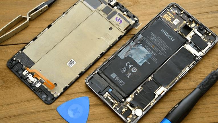 拆开屏幕后可以看到魅族pro 7 plus的屏幕通过一条排线来连接主板