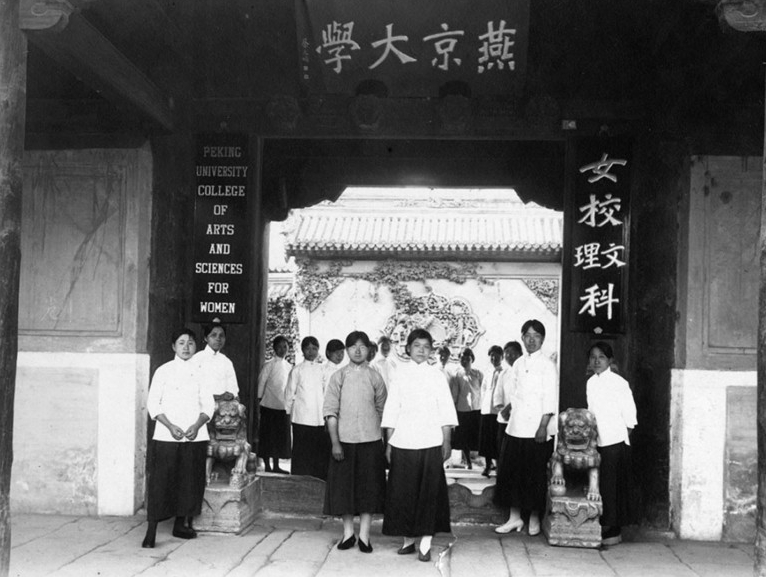 民国时期的女大学生,穿旗袍上学,个个优雅清纯,网友:天之骄子