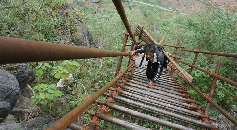 实拍山区孩子艰苦的上学路渴望能有一条安全的道路