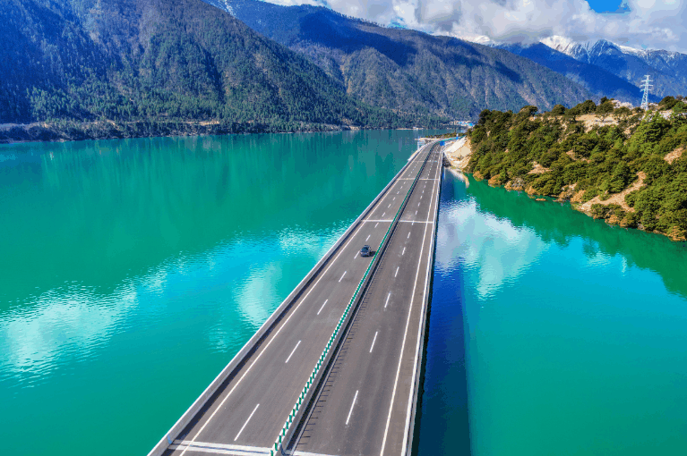 中国唯一不收费的高速公路, 耗资380亿, 沿途风景美如仙境!