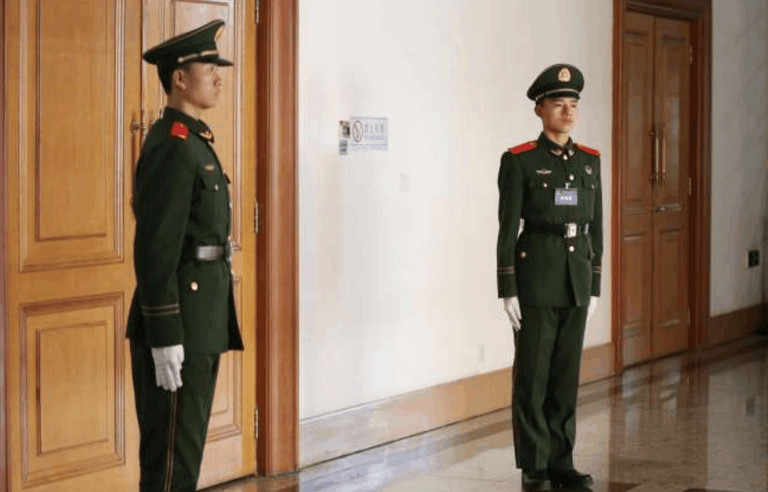 士兵执行任务时为何要系两条腰带?原来还有这么大的用处