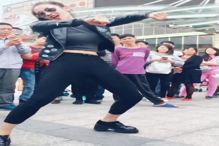 网红爽儿摩托摇!户外最新舞蹈直播