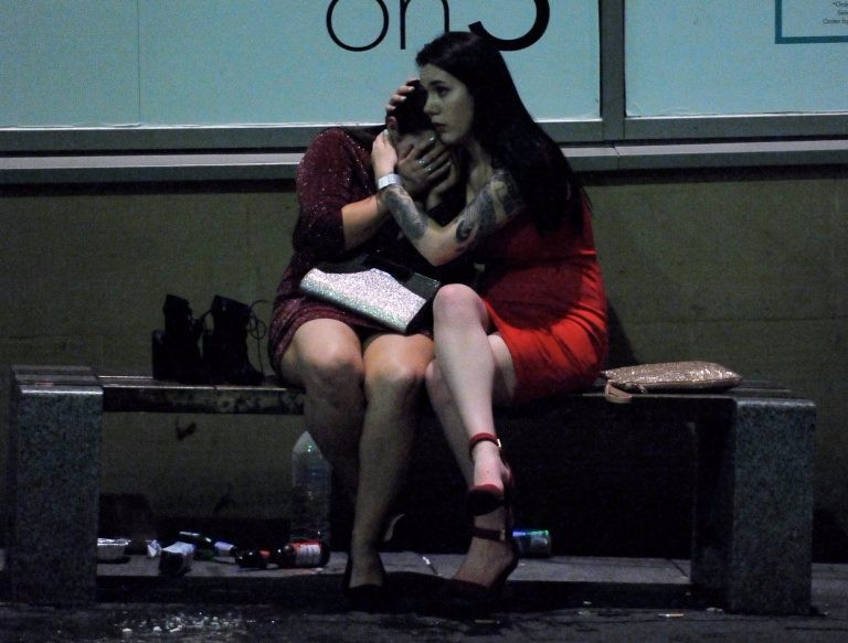 英国姑娘在迎接新年时又喝嗨了,街上到处都是喝醉的女孩