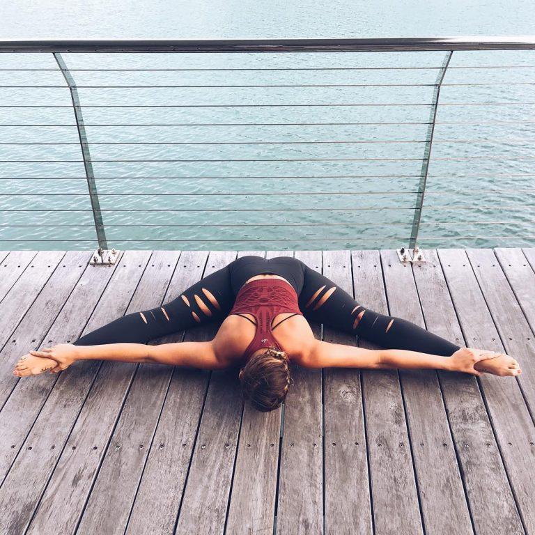 英国瑜伽达人红遍网络每一个动作都堪称教书