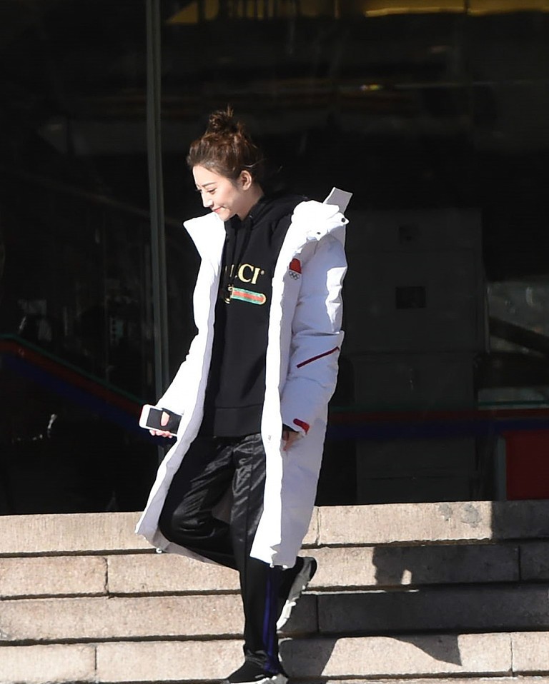 景甜身穿国家队长羽绒服现身央视春晚第三次联排疑似坐实恋情