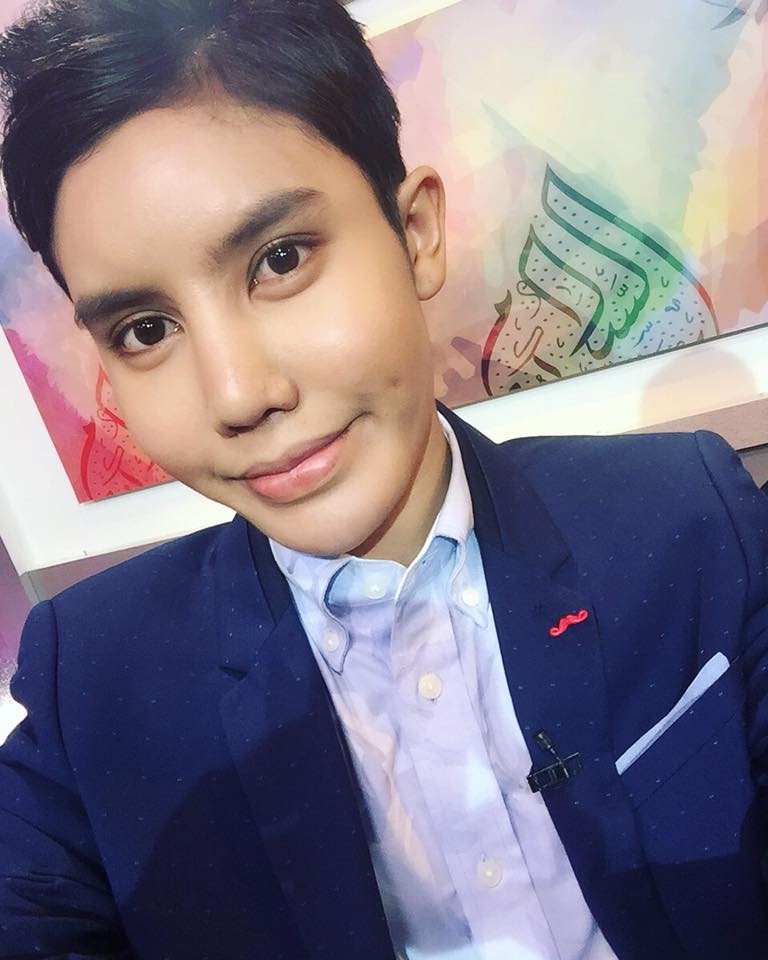 马来西亚17岁小伙变性成网红,2年捞百万,后又重回男儿身