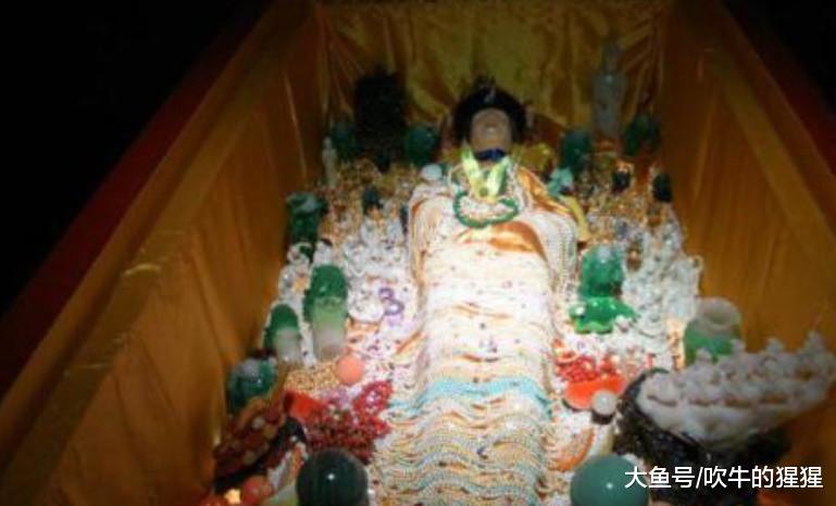 他把慈禧从棺材里拉出来, 扒得只剩一条红裤衩, 还敢说出三个字!