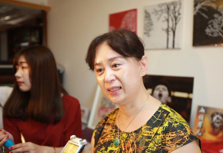 景甜晒全家福,女神母亲抢镜,网友:张继科妈妈也不差!