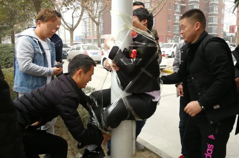 迎亲路上 新人被绑电线杆胶带缠满身