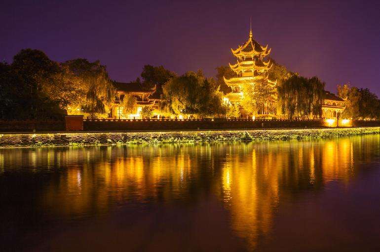 读睡古诗词欣赏花开春尽几成愁暗恨韶光对镜流