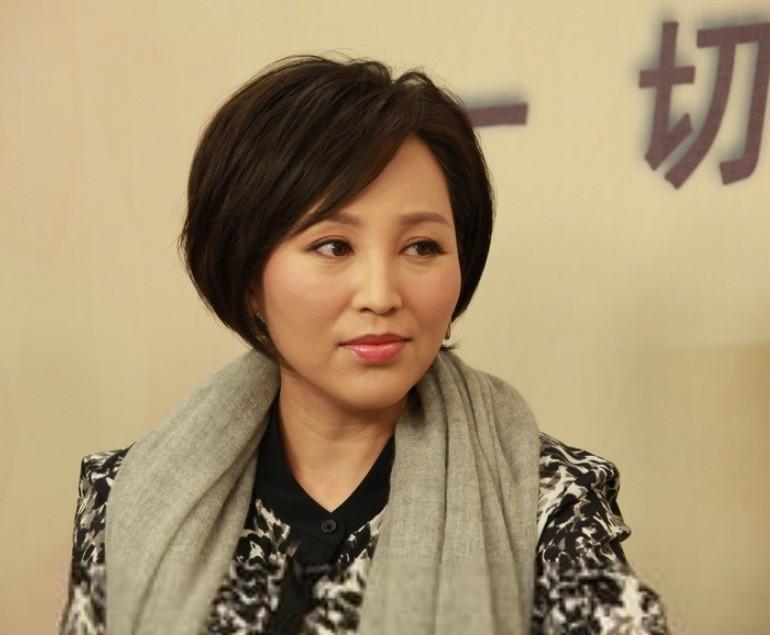 他因长的太丑做了20年配角,老婆的照片曝光,美如天仙!