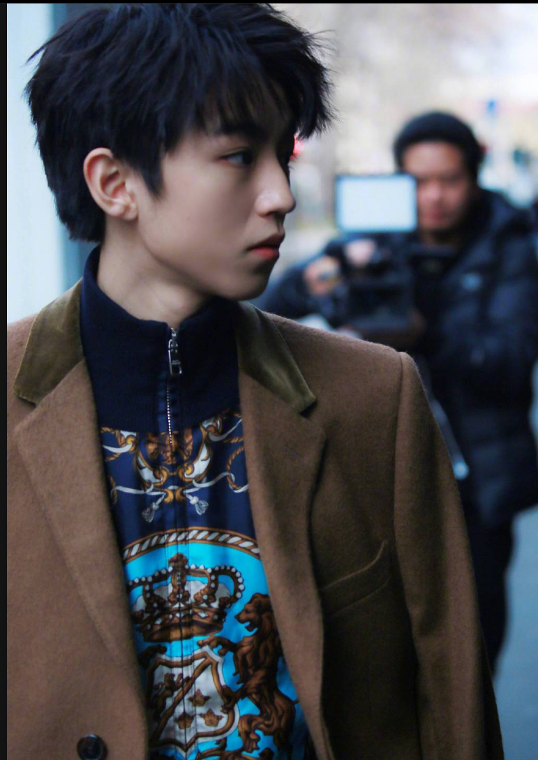 王俊凯穿着印花棒球服外搭驼色大衣亮相米兰 整体造型大气上档次