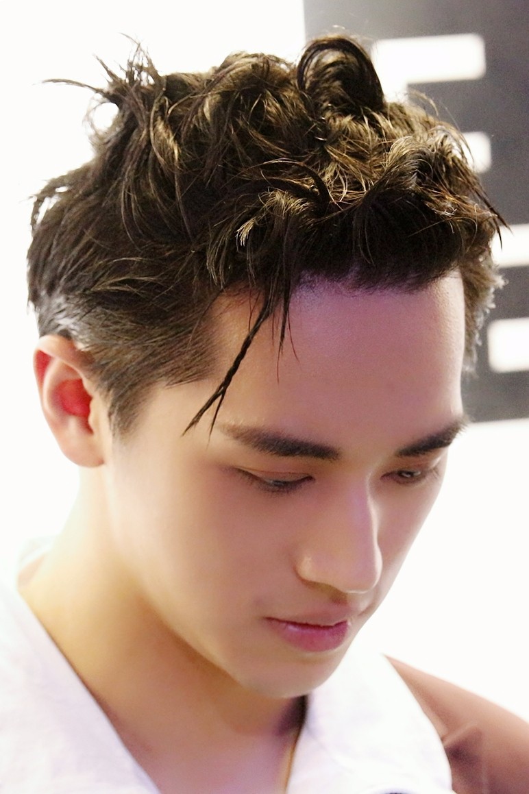 帅得发光的额头美貌许魏洲酷炫新发型惊艳全场