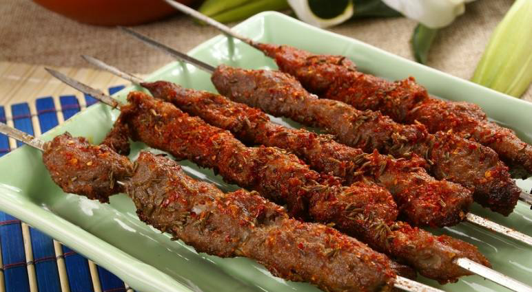 烤鹿肉,将鹿肉剔除杂质,洗净后切大块,放盆内