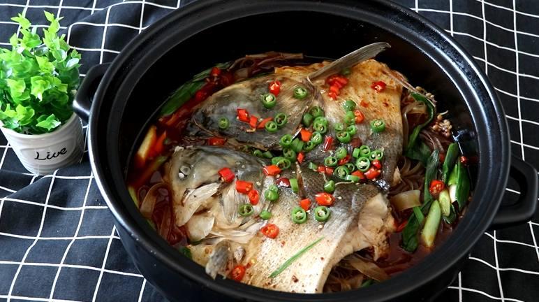 教你用粉条和鱼头做鱼头火锅, 鱼肉鲜嫩, 好吃不上火!