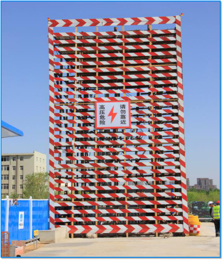 图为施工现场塔吊覆盖范围内外高压电防护设备.