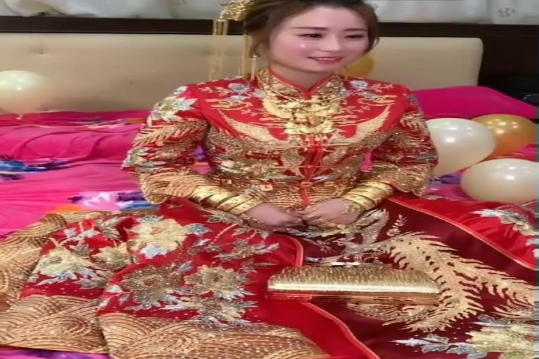 闺蜜结婚直播,穿金戴银满脸幸福!新娘嫁衣太漂亮了!