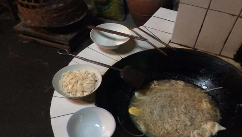 农村人的早餐,土鸡蛋打在面条里,有吃过这样煮的荷包蛋吗?