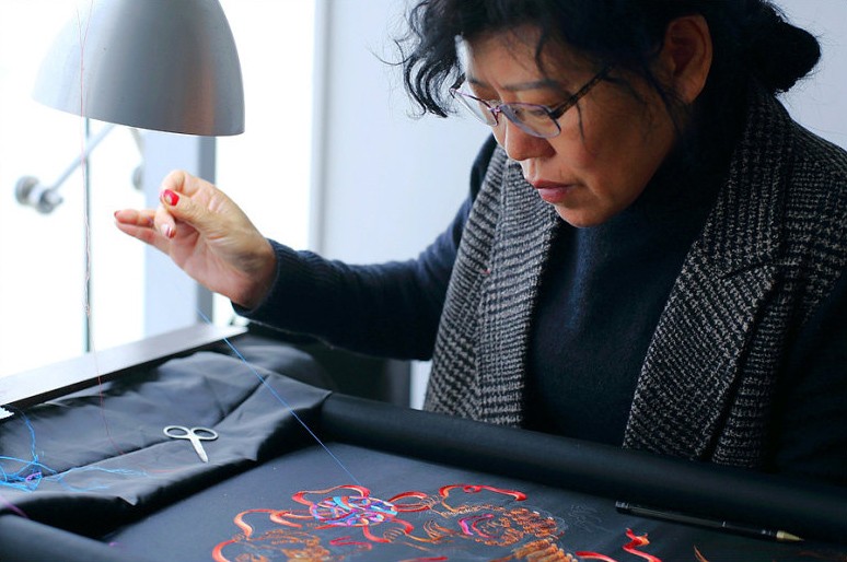 刺绣传承人刘小红12岁学艺睡过广场摆过地摊将刺绣带上太空