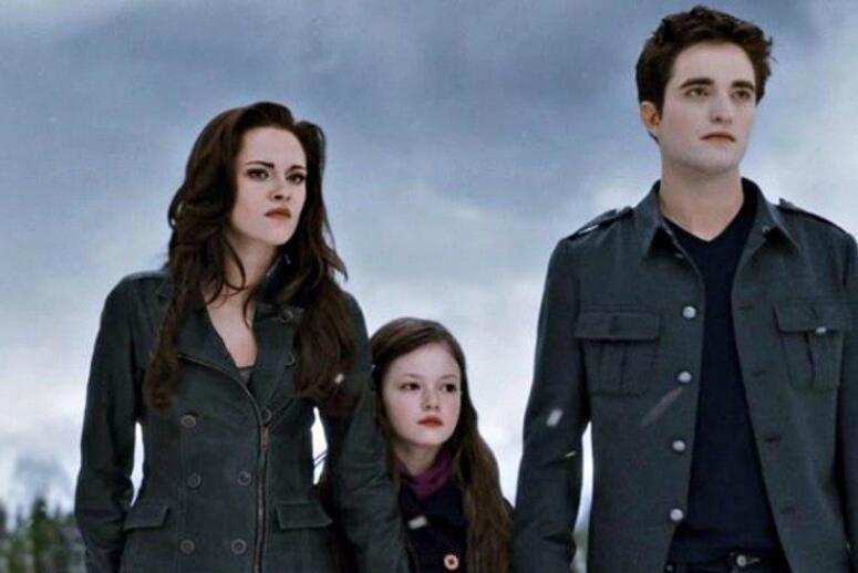 还记得《暮光之城》半人半吸血鬼的小萝莉吗?如今17岁的她太美了