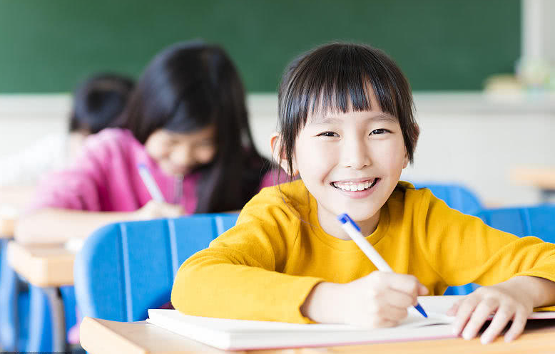 娃的补习班是爸妈的第二课堂,小孩学的不咋地,家长倒是都进步了