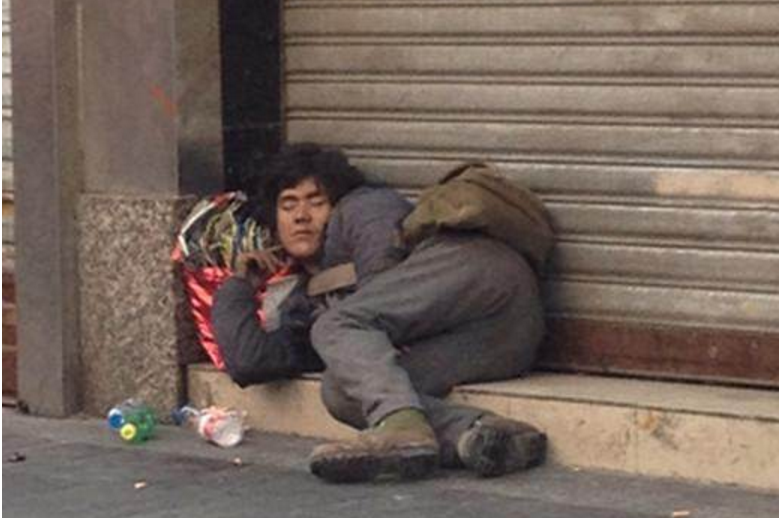 10位明星的乞丐扮相:何炅太可爱,最后一位没几个人能认出来!