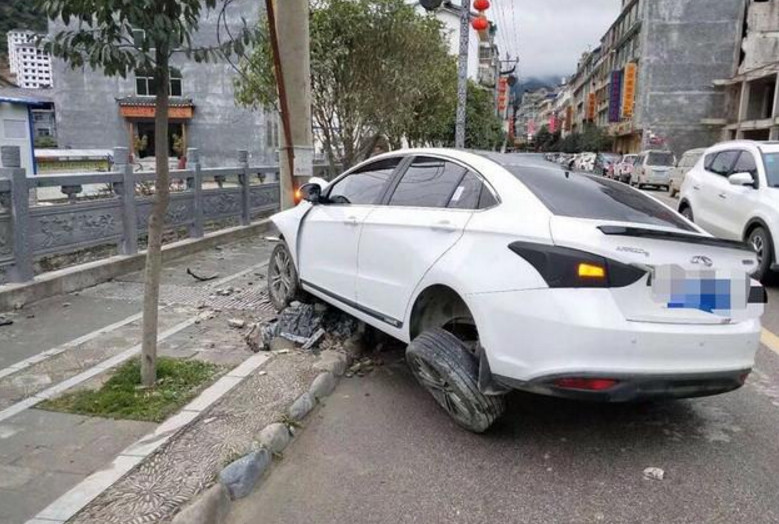 奇瑞质量有多好?出车祸把电线杆撞的位移一米,a柱却丝毫没变形