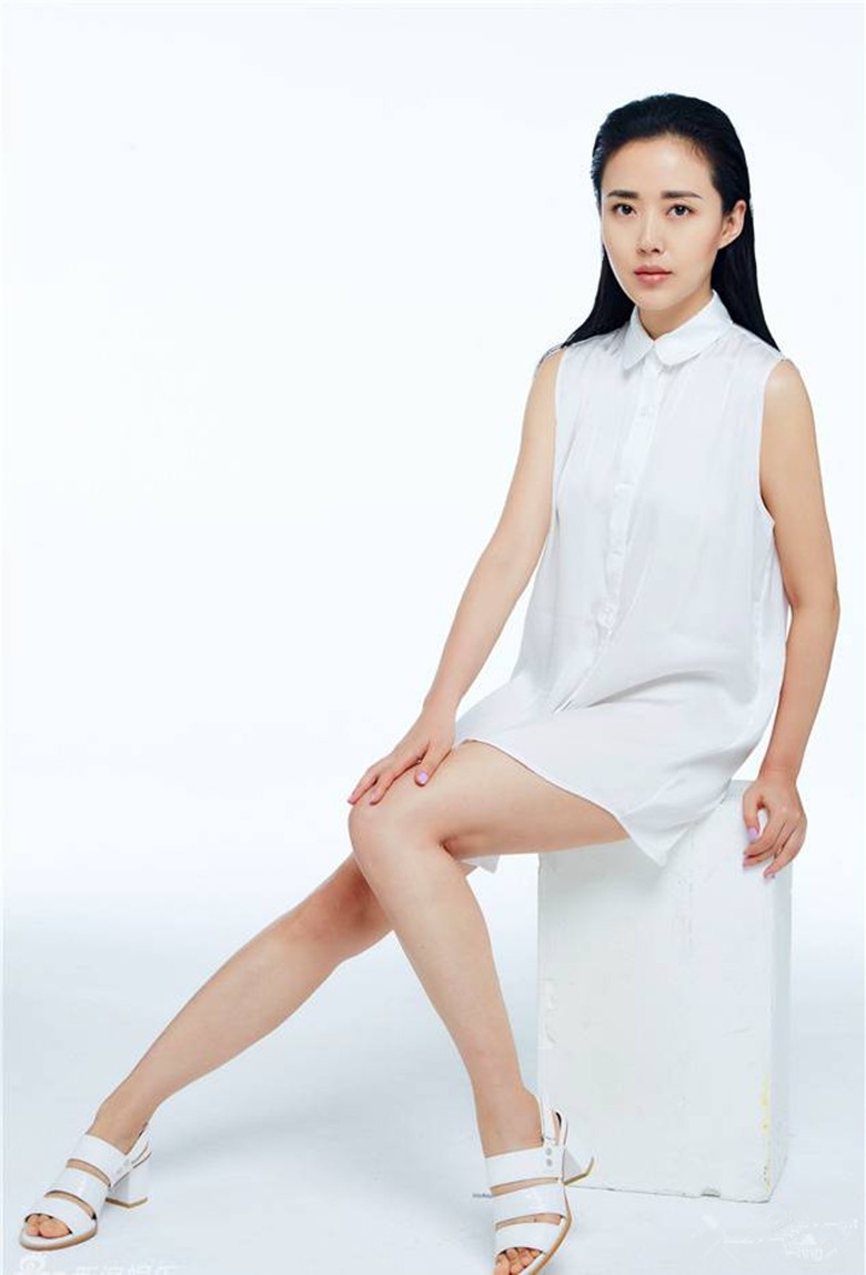 颜丹晨白衬衫写真浑身散发着一种清新淡雅的美