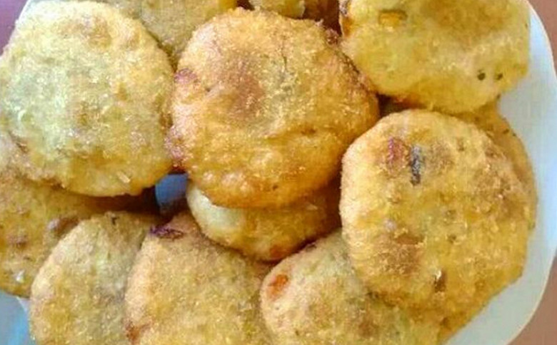 这地瓜粿的皮是用的地瓜粉做的,里面还会包这一些甜的馅,吃起来软软糯