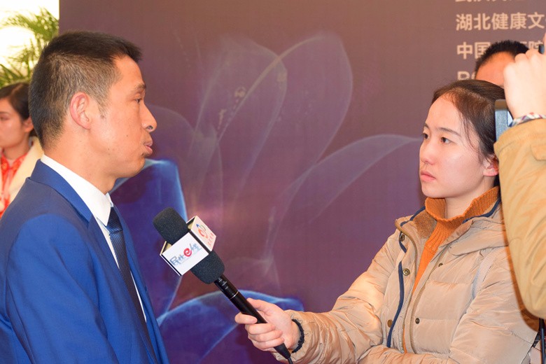 熊善清接受武汉电视台采访