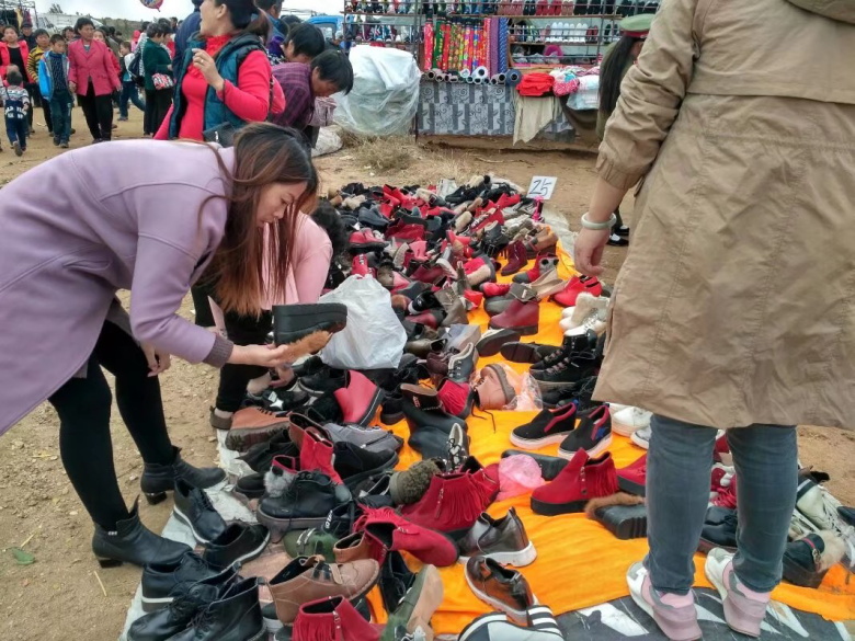 农村集市上的棉鞋25元一双,生意火爆,乐坏了摊主