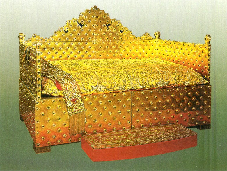 绝对闪瞎眼的以黄金锻造并嵌有25000颗宝石的帝王御座