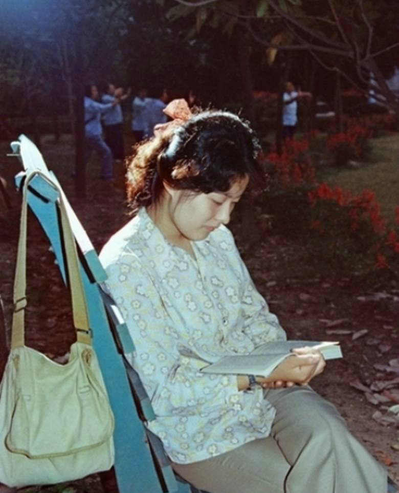 1985年中国老照片,图1女孩长相清秀,最后一张小孩子最爱喝